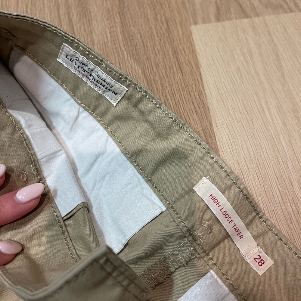 Levi’s high loose taper pant women’s size 28